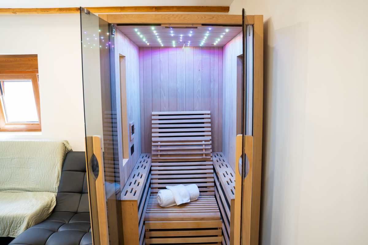 Infracrvena sauna s drvenom klupom i svjetlima u stropu