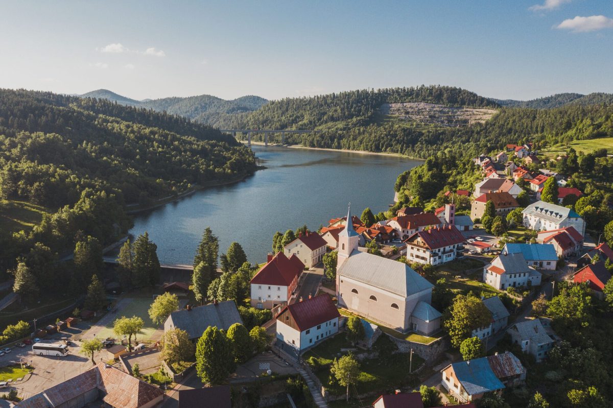 Pogled iz zraka na Fužine, crkvu i jezero Bajer
