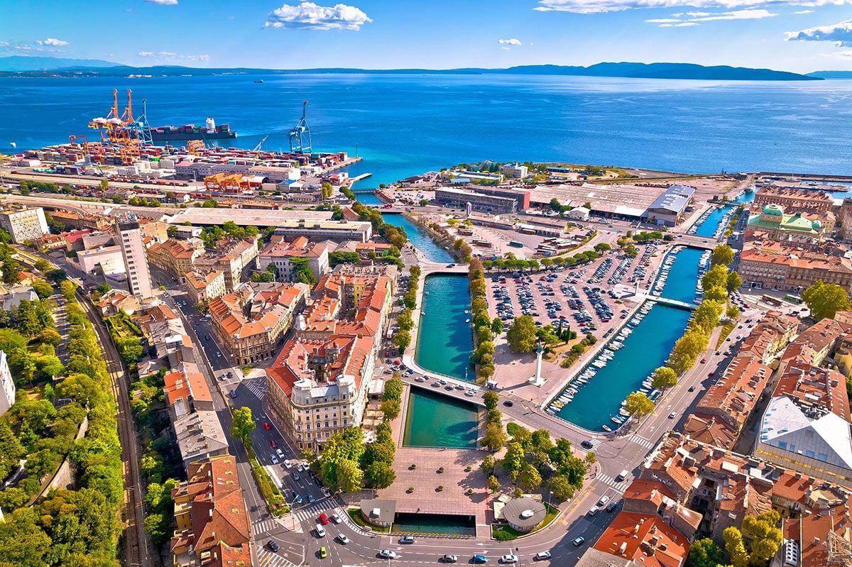 Pogled iz zraka na grad Rijeku, kanal i luku